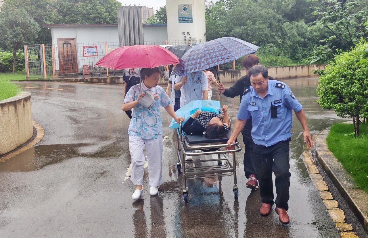 【緊急】患者家屬在醫(yī)院餐廳突發(fā)暈厥，醫(yī)護(hù)人員合力急救